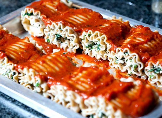 chicken spinach lasagna roll ups with red sauce