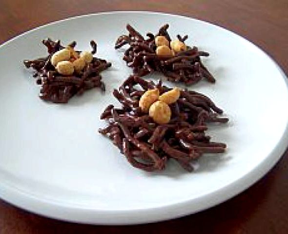 Chow mein noodles covered with chocolate recipe