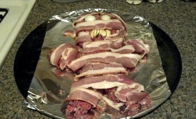 Meatloaf mummy recipe with bacon
