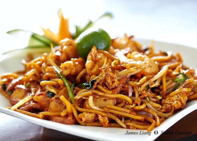 Mee Goreng Mamak (Indian Fried Noodles from Singapore and Malaysia)