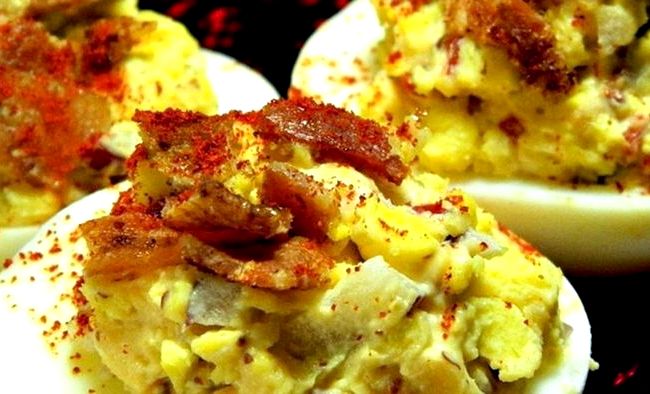 Recipe for deviled eggs with bacon and cheddar