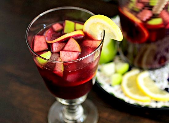 Recipe for sangria with red wine and fruit