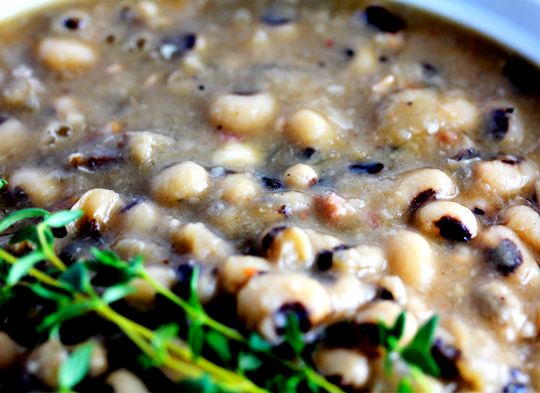 Southern black-eyed peas recipe with turkey wings in slow cooker