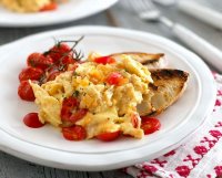 Scrambled eggs with tomatoes and onions recipe